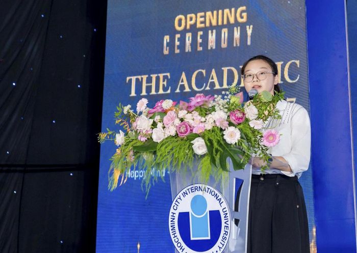  Dương Kim Trân, thủ khoa tuyển sinh Trường ĐH Quốc tế (ĐHQG TPHCM) năm 2026, phát biểu tại lễ khai giảng năm học 2026-2027. 