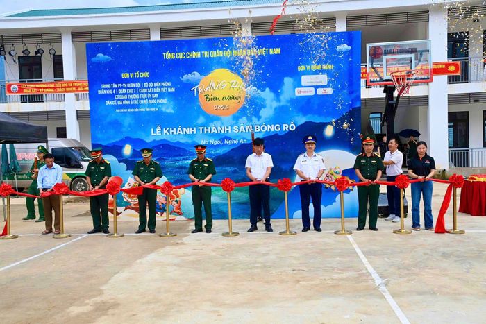  Ban tổ chức chương trình và các đơn vị đồng hành cắt băng khánh thành công trình 