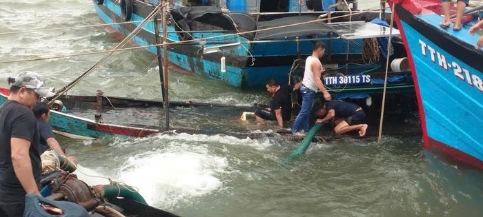  Nỗ lực ứng cứu tàu cá TTH-30115-TS bị sóng to, gió lớn đánh chìm 