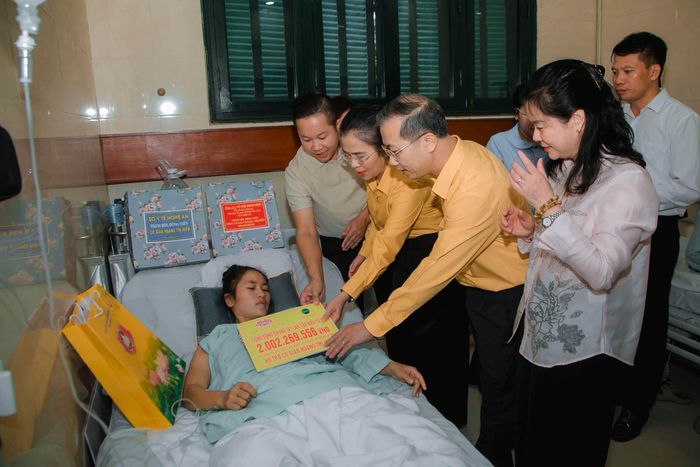  Đoàn cán bộ Ủy ban MTTQ Việt Nam tỉnh Nghệ An trao hỗ trợ đến cô giáo Hoàng Thị Hiền. Ảnh: MTTQ tỉnh Nghệ An 