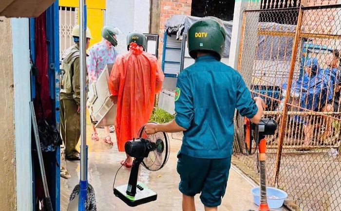  Ban Chỉ huy Quân sự xã Hòa Vang (TP Đà Nẵng) hỗ trợ dân di dời khỏi nơi có nguy cơ sạt lở﻿. Ảnh: BAN CHỈ HUY QUÂN SỰ XÃ HÒA VANG, TP ĐÀ NẴNG 