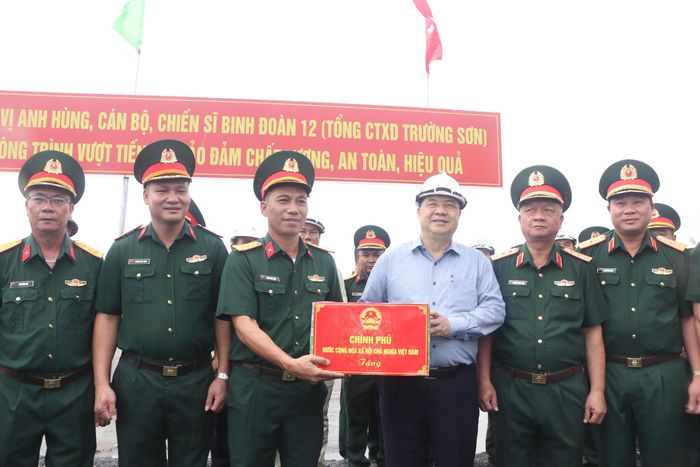  Phó Thủ tướng Thường trực Phạm Gia Túc tặng quà cán bộ, chiến sĩ trên công trường dự án cao tốc Cà Mau - Đất Mũi 