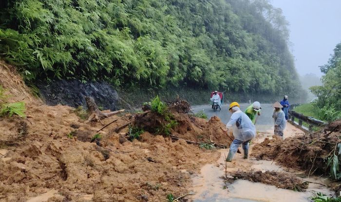 Sạt lở gây ách tắc giao thông quốc lộ 49