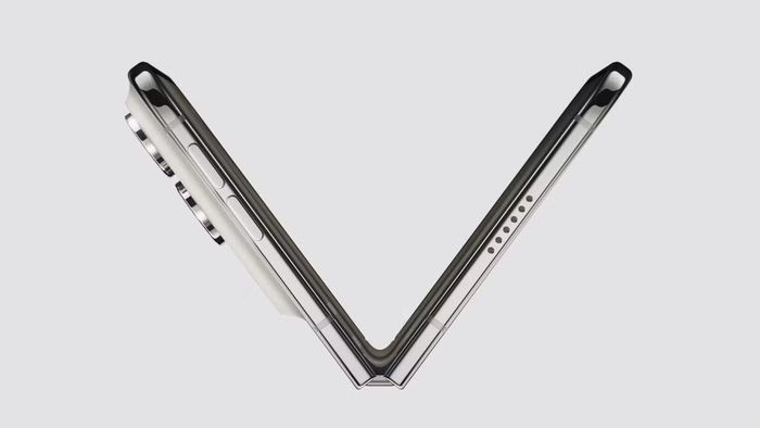 iPhone Duo mỏng chưa từng có. Theo trang thông số kỹ thuật của Apple, máy dày 5,2mm khi mở, 11,3mm khi gập, nặng 254 gram. Kỷ lục mỏng nhất trước đó thuộc về iPhone Air với 5,6mm. Một chiếc máy gập mỏng hơn cả chiếc iPhone sinh ra để mỏng là điều ít ai đoán trước.