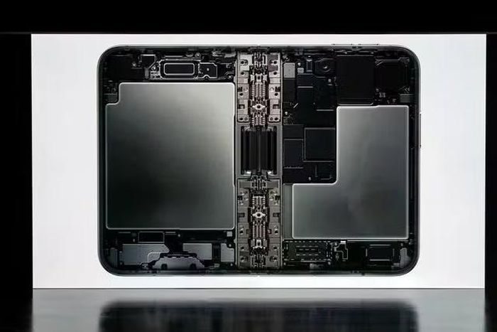 iPhone đầu tiên có 2 viên pin. Mỗi bên máy một viên pin, hoạt động như một khối thống nhất nhờ thuật toán cân bằng năng lượng. Apple công bố tối đa 44 giờ xem video nếu chỉ dùng màn ngoài, 31 giờ nếu dùng màn trong, và khoảng 24 giờ sử dụng thực tế mỗi lần sạc khi dùng hai màn hình ngang nhau.