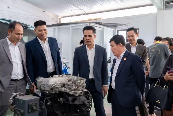 Tham quan tại xưởng thực hành kỹ thuật ô tô.