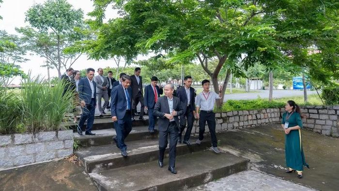 Đoàn công tác Lào tham quan cơ sở vật chất tại Trường Đại học Phan Thiết.