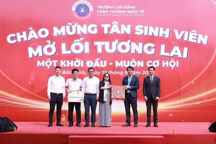Đại diện các doanh nghiệp tặng các gói học bổng cho học sinh, sinh viên.