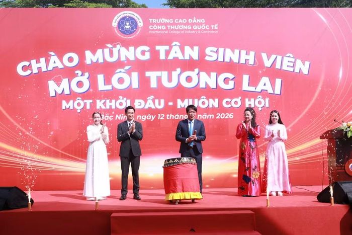 Ban lãnh đạo nhà trường thực hiện nghi thức chào mừng các tân học sinh, sinh viên năm 2026.