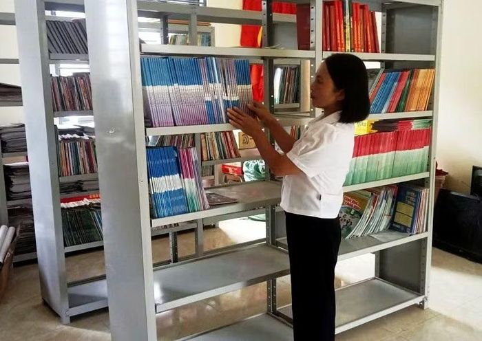 Nhân viên thư viện Trường PTDTBT Tiểu học và THCS Trung Lý sắp xếp lại SGK.