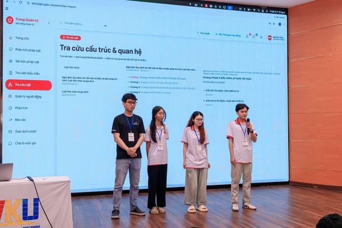 Mỗi đội giới thiệu sản phẩm, trình bày ý tưởng bằng tiếng Anh/tiếng Việt và trực tiếp trả lời câu hỏi từ Ban Giám khảo.