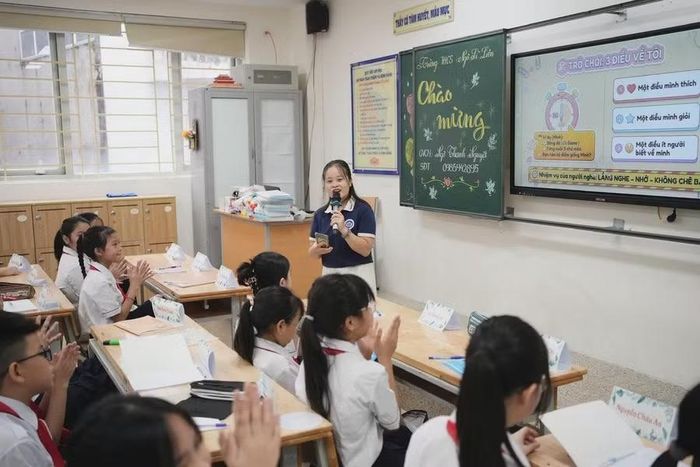 Cô trò Trường THCS Ngô Sĩ Liên, phường Cửa Nam, Hà Nội trong giờ học trên lớp. Ảnh: Đình Tuệ.