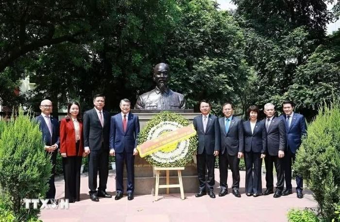 Thủ tướng Lê Minh Hưng và đại biểu tại Tượng Chủ tịch Hồ Chí Minh ở thủ đô New Delhi. (Nguồn: TTXVN)