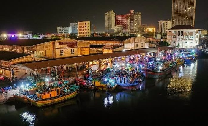 Cảng cá Quy Nhơn về đêm. (Ảnh: Xuân Anh)