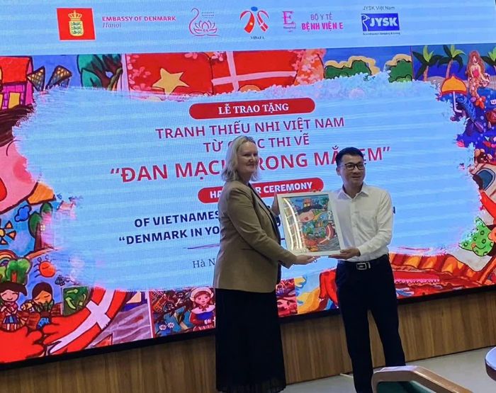 Những tác phẩm từ cuộc thi “Đan Mạch trong mắt em” được trao tặng cho Bệnh viện E. (Ảnh: Mai Liên)