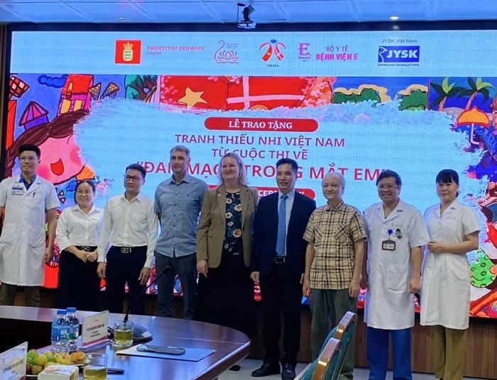 Đại diện Đại sứ quán Đan Mạch, Liên hiệp các tổ chức hữu nghị Việt Nam, Hội Hữu nghị Việt Nam-Đan Mạch và Bệnh viện E chụp ảnh lưu niệm tại chương trình. (Ảnh: Mai Liên)