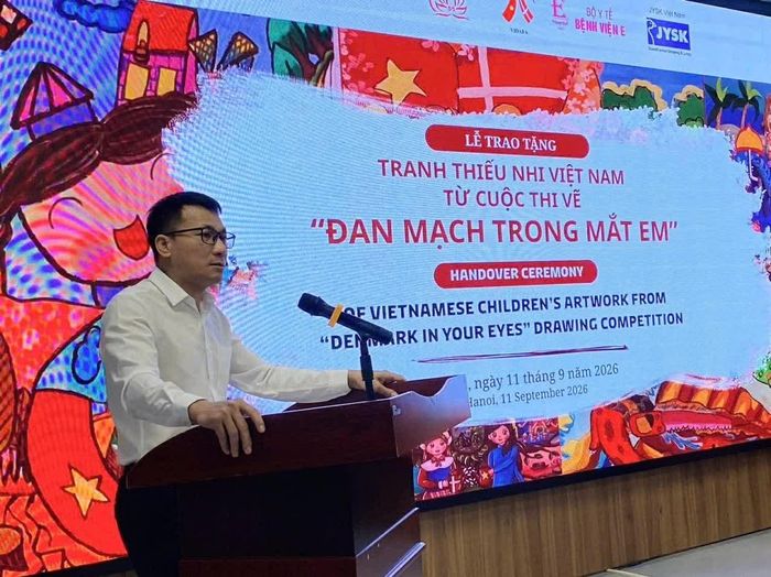 Tiến sĩ, Bác sĩ Nguyễn Công Hựu, Giám đốc Bệnh viện E, nhấn mạnh giá trị của những bức tranh trong việc lan tỏa tình hữu nghị, sự hiểu biết và tạo không gian thân thiện cho bệnh nhi. (Ảnh: Mai Liên)