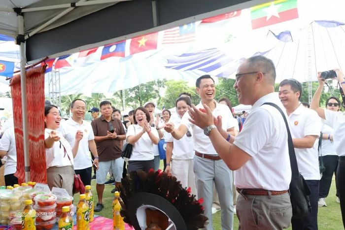 Thứ trưởng Đặng Hoàng Giang cùng Đại sứ Francisco Noel R. Fernandez III trải nghiệm các trò chơi dân gian tại gian hàng của Philippines. (Ảnh: Nguyễn Nhuận)
