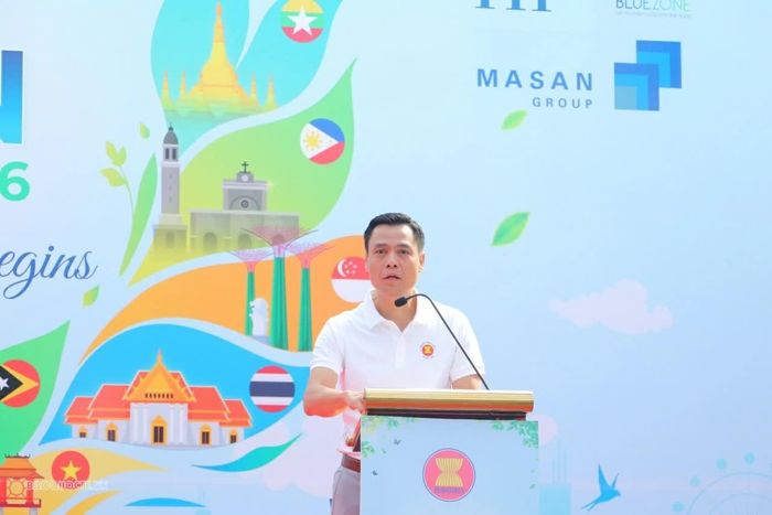 Phát biểu khai mạc sự kiện, Thứ trưởng Đặng Hoàng Giang khẳng định sự hiểu biết lẫn nhau và gắn kết giữa các quốc gia thành viên là nhân tố quan trọng tạo nền tảng vững chắc cho sự hình thành bản sắc Cộng đồng ASEAN gần 6 thập kỷ qua. (Ảnh: Nguyễn Nhuận)