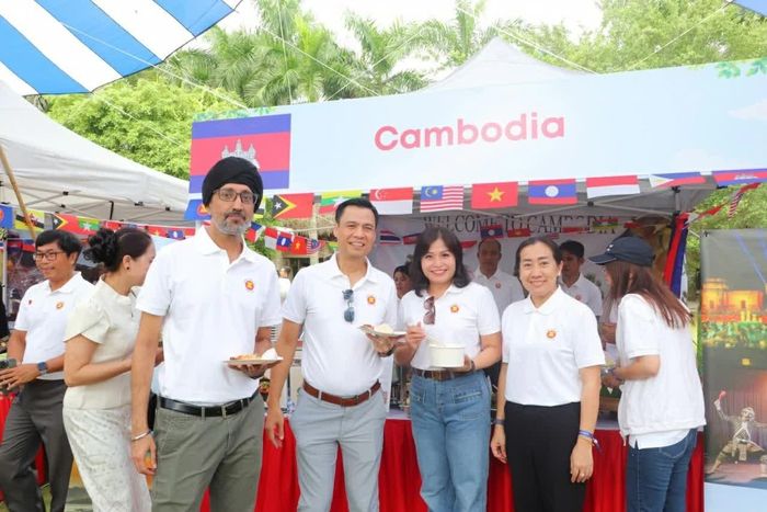 Thứ trưởng Đặng Hoàng Giang cùng Phu nhân và Đại sứ các nước thành viên ASEAN tại Hà Nội trải nghiệm các gian hàng ẩm thực tại sự kiện. (Ảnh: Nguyễn Nhuận)