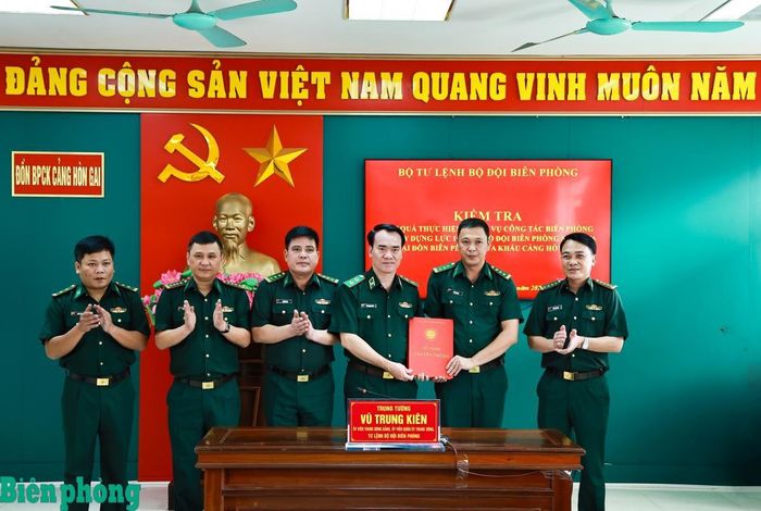 Trung tướng Vũ Trung Kiên ghi và trao Sổ vàng Truyền thống cho Đảng ủy, Ban chỉ huy Đồn Biên phòng cửa khẩu cảng Hòn Gai. Ảnh: Thanh Xuân