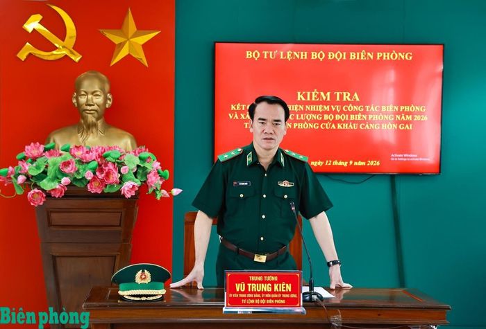 Trung tướng Vũ Trung Kiên phát biểu chỉ đạo tại buổi kiểm tra Đồn Biên phòng cửa khẩu cảng Hòn Gai. Ảnh: Thanh Xuân