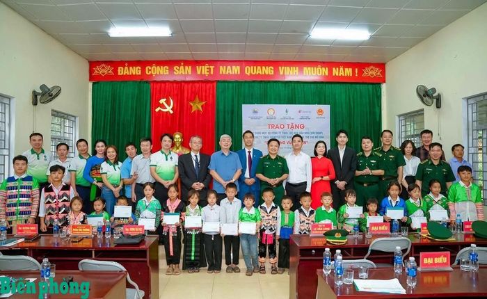 Lãnh đạo Ban Chỉ huy Bộ đội Biên phòng tỉnh, Hội Khuyến học tỉnh và đại diện các công ty trao học bổng cho các em học sinh có hoàn cảnh khó khăn tại bản Cơm, xã Pù Nhi. Ảnh: Hải Chuyền