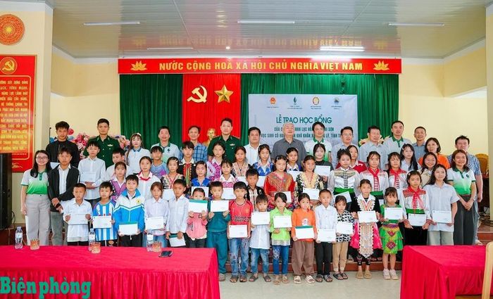Đại diện Hội Khuyến học tỉnh Thanh Hoá, Công ty Trách nhiệm hữu hạn Lọc hóa dầu Nghi Sơn, Đồn Biên phòng Trung Lý trao học bổng cho các em học sinh có hoàn cảnh khó khăn xã Trung Lý. Ảnh: Hải Chuyền