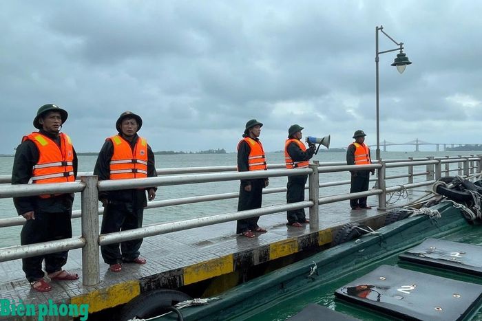 Đồn Biên phòng cửa khẩu cảng Thuận An kêu gọi, hướng dẫn tàu thuyền vào nơi neo đậu. Ảnh: Võ Tiến