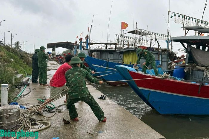 Đồn Biên phòng Vinh Hiền hỗ trợ người dân neo đậu tàu thuyền. Ảnh: Võ Tiến