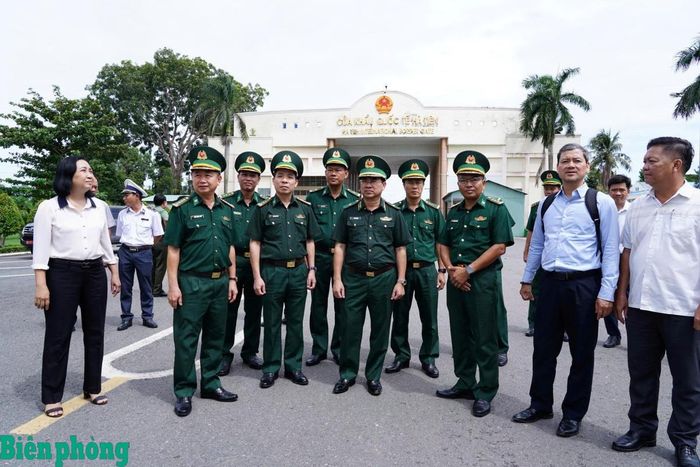 Đoàn công tác khảo sát cửa khẩu quốc tế Hà Tiên. Ảnh: Kim Oanh