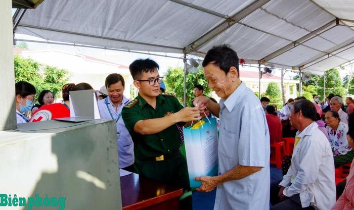 Cán bộ Quân y Bộ đội Biên phòng cấp thuốc cho người dân. Ảnh: Văn Long