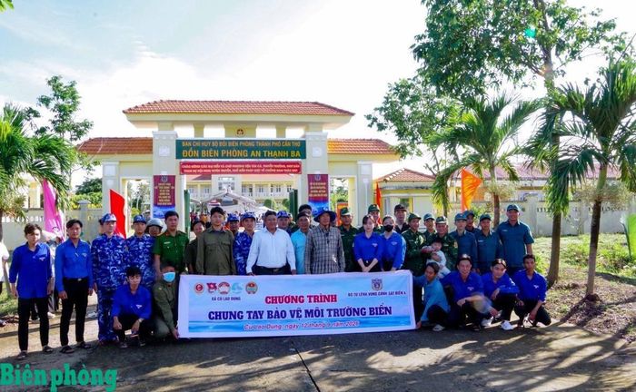 Các lực lượng ra quân thực hiện chương trình “Chung tay bảo vệ môi trường biển”. Ảnh: Văn Long