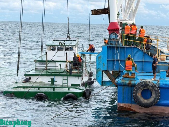 Chiếc tàu gặp nạn được hỗ trợ trục vớt. Ảnh: Tiến Vinh