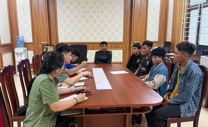 Cơ quan điều tra làm việc với 1 số đối tượng, bị can trong vụ án. Ảnh: Công an Ninh Bình.