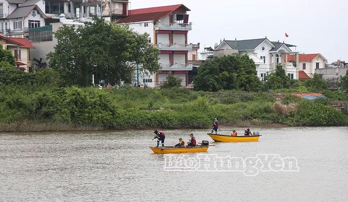 Lực lượng quân đội phối hợp với Đội cứu hộ đường thủy 116 Thái Bình tập trung thực hiện công tác tìm kiếm người mất tích. Ảnh: Báo Hưng Yên