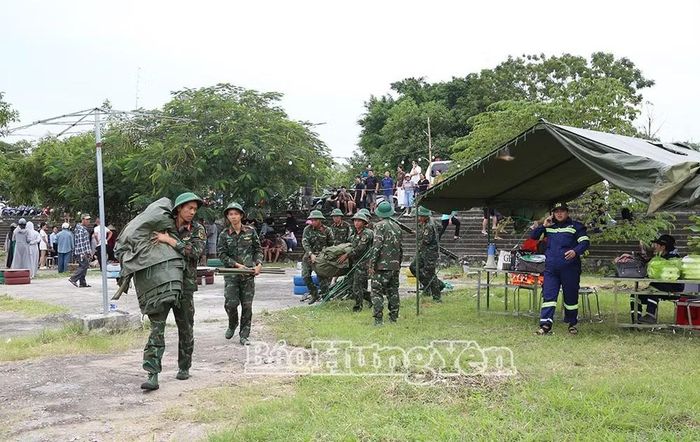 Chiến sĩ Trung đoàn Bộ binh 568 tổ chức tiếp cận hiện trường, làm công tác hậu cần phục vụ tìm kiếm cứu nạn. Ảnh: Báo Hưng Yên