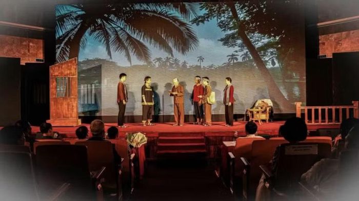 Cảnh trong vở kịch “Miền Nam trong trái tim Bác”. Ảnh: Vietnam+