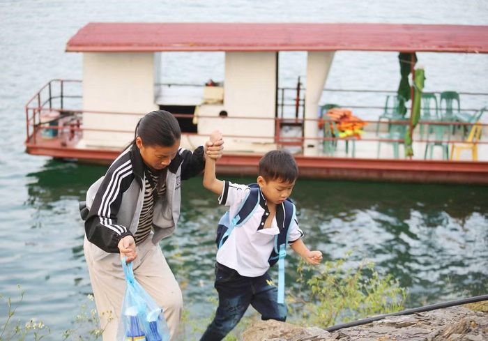 Dù đi lại khó khăn nhưng phụ huynh, học sinh Ngòi Hoa luôn cố gắng vượt qua để đến trường.