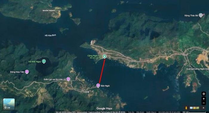 Học sinh thôn Ngòi Hoa (bản Ngòi trước đây) vượt qua vịnh Ngòi Hoa gần 1km để đến trường mỗi ngày.