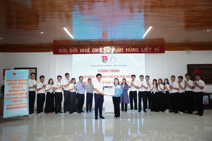 Ban Tổ chức trao tặng công trình "Số hóa thông tin bia mộ liệt sĩ" cho Ban quản lý Nghĩa trang Liệt sĩ tỉnh Lâm Đồng.