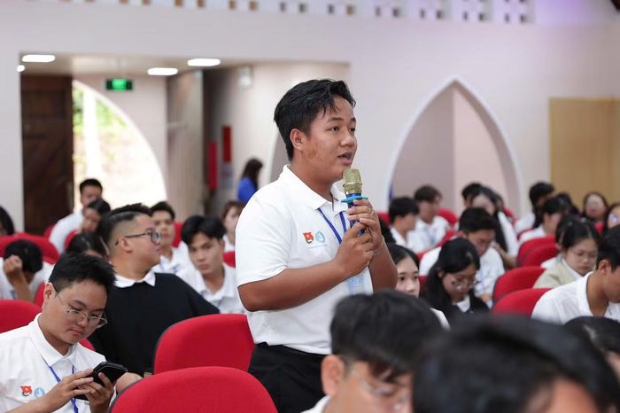 Các học viên sôi nổi trao đổi tại buổi tập huấn.