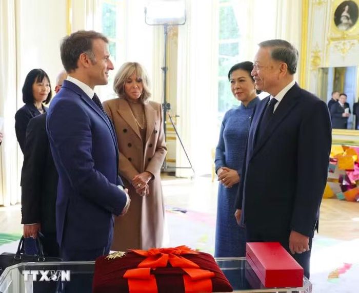 Tổng thống Pháp Emmanuel Macron trao Huân chương Đại thập tự Bắc đẩu bội tinh tặng Tổng Bí thư, Chủ tịch nước Tô Lâm. Ảnh: TTXVN