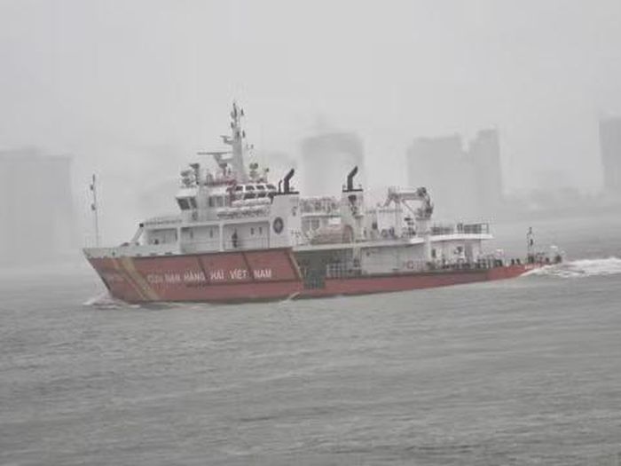 Tàu SAR 631 ra đảo Cù Lao Chàm cứu nạn hai bệnh nhân đang trong tình trạng nguy kịch.