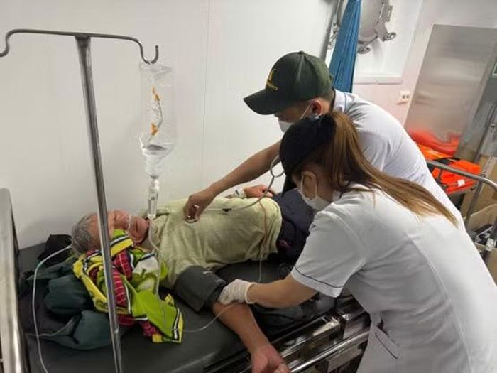 Hai bệnh nhân được chăm sóc y tế, đưa vào bờ để tiếp tục điều trị.