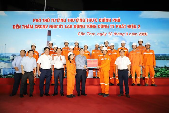 Phó Thủ tướng Thường trực Phạm Gia Túc tặng quà cho người lao động công ty nhiệt điện Cần Thơ. Ảnh: Minh Lương.