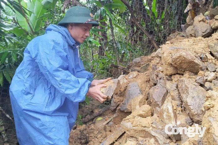 Cán bộ, chiến sĩ kiểm tra, xử lý đất đá sạt trượt tại khu vực có nguy cơ mất an toàn.