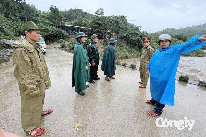 Lực lượng chức năng kiểm tra tình hình, rà soát các khu vực có nguy cơ sạt lở, ngập lụt.