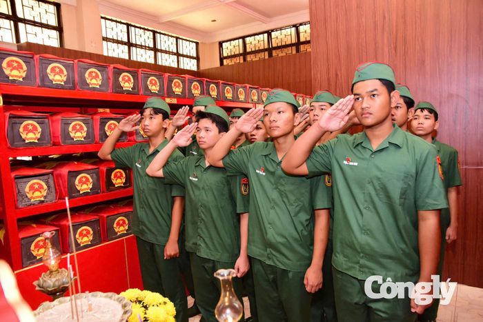 Đoàn công tác Trường Thiếu sinh quân miền Nam tưởng nhớ các Anh hùng liệt sĩ.