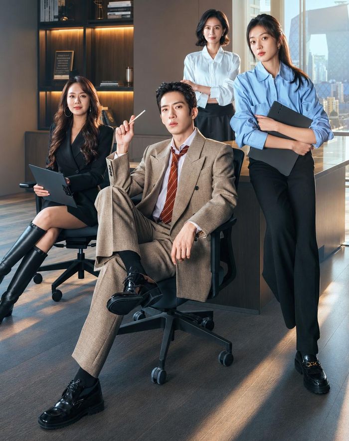 Nam diễn viên chọn một bộ vest vai rộng cho 1 vài cảnh quay tại văn phòng. Ảnh: ELLE Taiwan